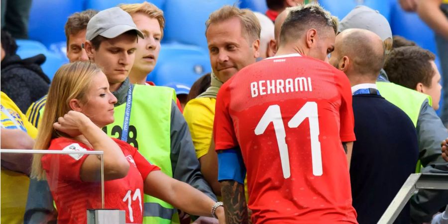 Nach dem Spiel geht Valon Behrami auf die Tribüne zu Lara Gut.