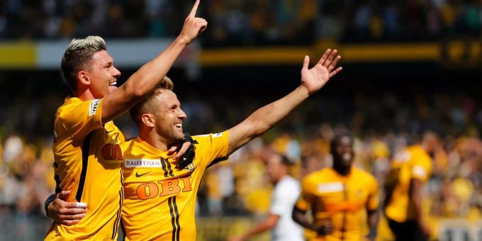 YBs Christian Fassnacht und Miralem Sulejmani jubeln über den zweiten Treffer der Berner gegen den FC Zürich. YBs Christian Fassnacht und Miralem Sulejmani jubeln über den zweiten Treffer der Berner gegen den FC Zürich.