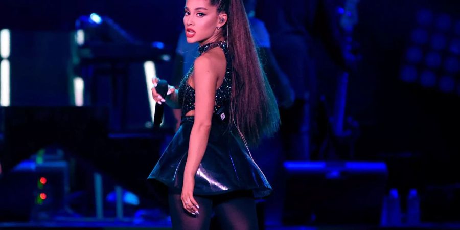 Ariana Grande hat sich nach nur einem Monat Beziehung verlobt.