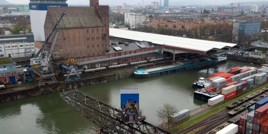 Die neue Brücke soll unter- oder oberhalb der Wiesemündung gleich neben dem Basler Hafen gebaut werden.