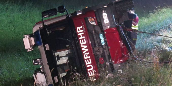 Am Feuerwehrauto entstand ein erheblicher Schaden. Am Feuerwehrauto entstand ein erheblicher Schaden.
