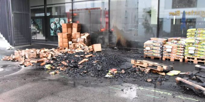 Ein Jugendlicher soll die Holzpaletten in Rorschach angezündet haben. Ein Jugendlicher soll die Holzpaletten in Rorschach angezündet haben.