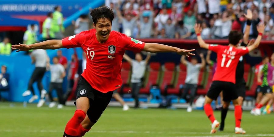 Es ist ein Fluch: Seit Brasilien 1962 konnte kein Weltmeister mehr seinen Titel verteidigen. So auch Deutschland. Der Südkoreaner Young-Gwon Kim eliminiert den Favoriten in der 93. Minute. In der 96. Minute fällt sogar noch das 2:0.