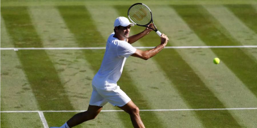 Roger Federer trainiert in Wimbledon in Weiss – und in Nike.