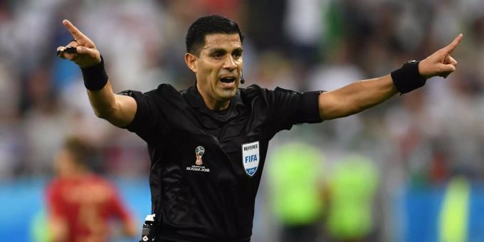 Schiri Enrique Caceres war gestern nicht zu beneiden. Schiri Enrique Caceres war gestern nicht zu beneiden.