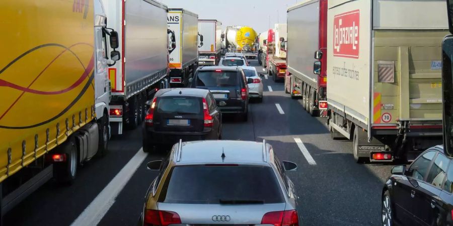 Auf der Autobahn bei Heimberg BE kam es am Montagabend zu einem Auffahrunfall (Symbolbild).