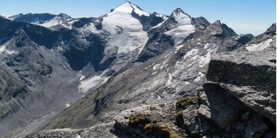 Blick vom 3102 hohen Gipfel des Pizzo Cassinello in der geplanten Kernzone des Parc Adula auf den Vogelberg,