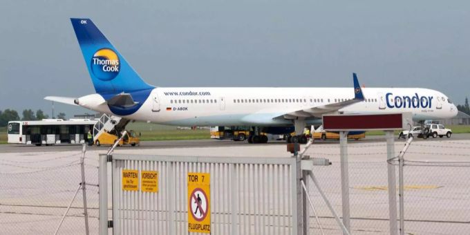 Ein Flugzeug der deutschen Airline Condor steht am Flughafen in Linz, Österreich (Archiv. Ein Flugzeug der deutschen Airline Condor steht am Flughafen in Linz, Österreich (Archiv.