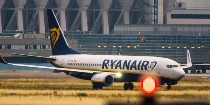 Eine Maschine der irischen Fluggesellschaft Ryanair rollt am Flughafen-Terminal vorbei. ryanair