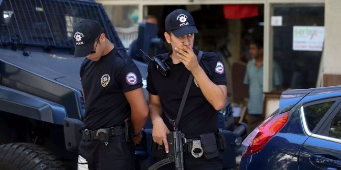 Zwei türkische Polizisten