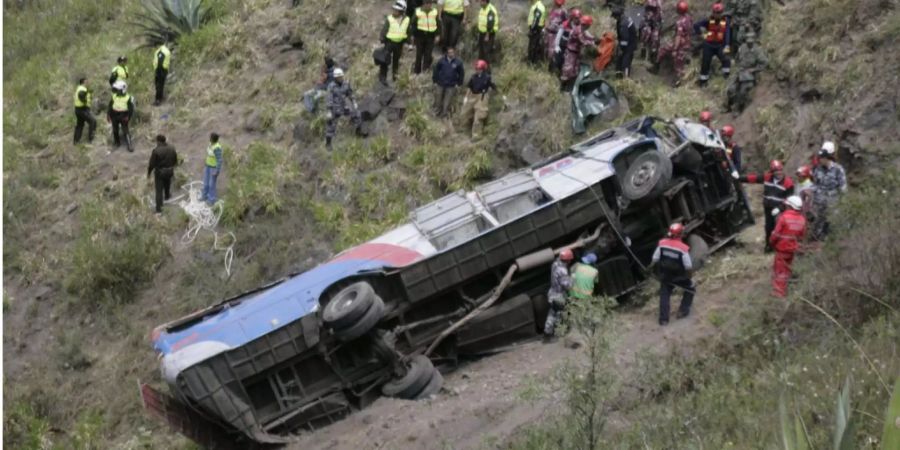 Ein umgekippter Bus nach einem Unfall in Ecuador (Archivbild).