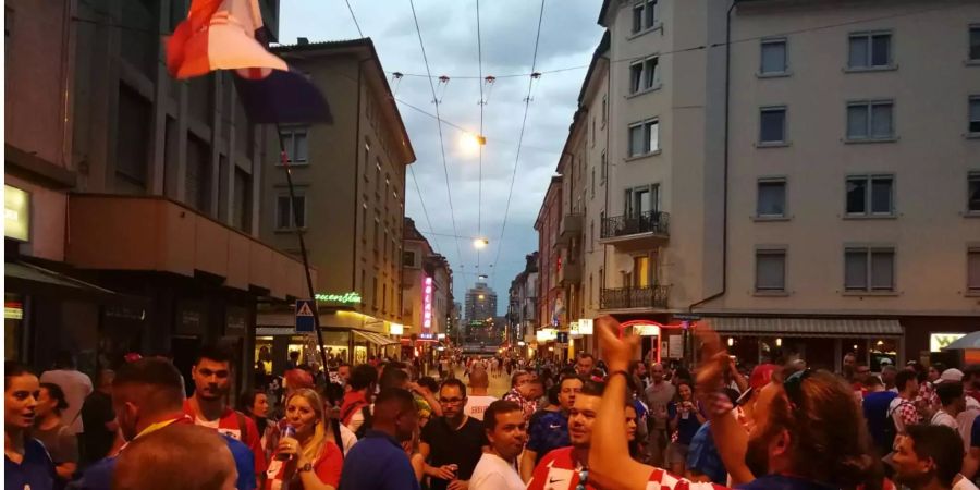 Die ganze Strasse ist belagert von kroatischen Fans.