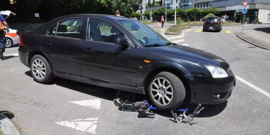 Ein Fahrrad wurde auf der Strasse von einem Auto erfasst. (Symbolbild)