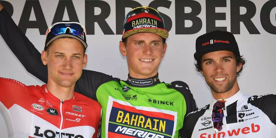 Der Belgier Tim Wellens (l-r) vom Team Lotto Soudal, der Slowene Matej Mohoric vom Team Bahrain-Merida im grünen Trikot des Gesamtführenden und der Australier Michael Matthews vom deutschen Team Sunweb stehen auf dem Podium und lächeln.