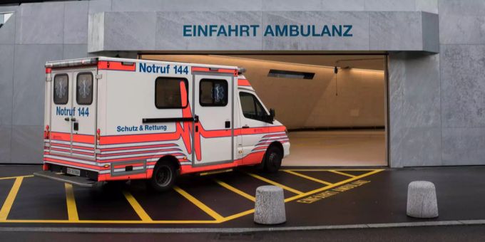 Ein Fahrzeug der Schutz und Rettung fährt in die Einfahrt der Ambulanz im Stadtspital Triemli Zürich (Symbolbild). Ambulanz
