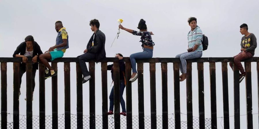 Migraten von beiden Seiten der Grenze während eine Versammlung in San Diego (USA).