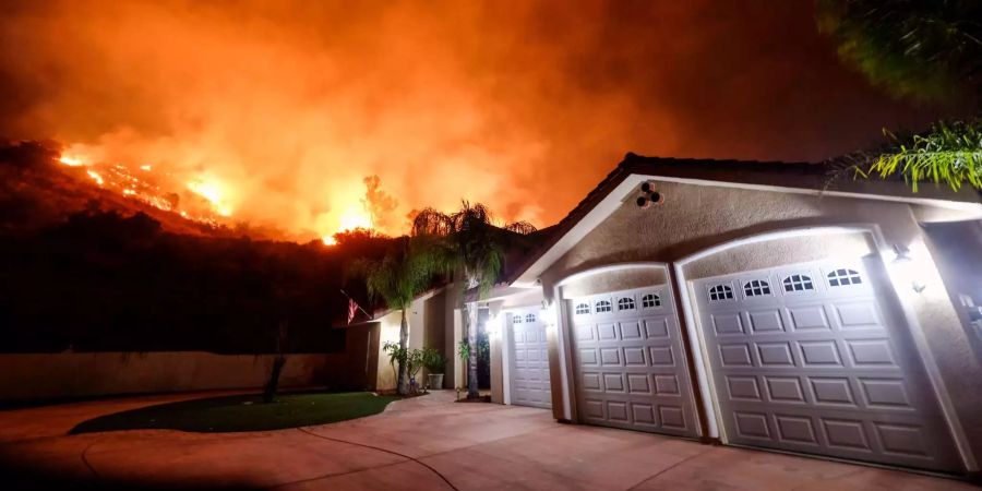 Das «Holy Fire» im Cleveland National Forest brennt in der Nähe von Wohnhäusern.