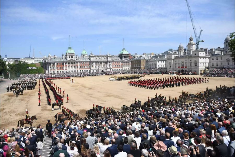 Die Zuschauer verfolgen das erste Bataillon der Coldstream-Garde bei der Militärparade «Trooping the Colour». Im Hintergrund ist der Palast zu sehen.