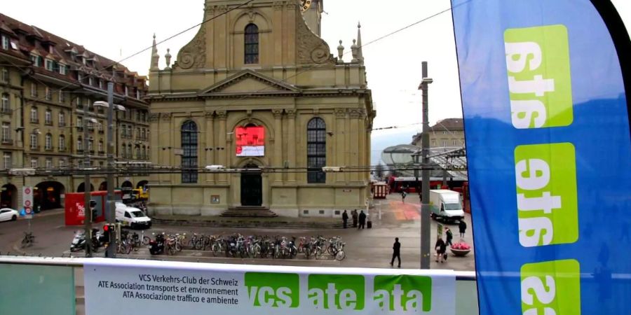 Bern, Heiliggeistkirche, grüne Flaggen: Der VCS ist in der Hauptstadt präsent.