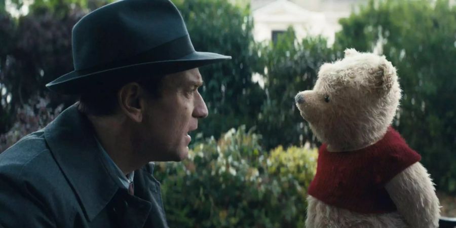 Ewan McGregor als Christopher Robin und Winnie Puuh in einer Szene des Films »Christopher Robin».