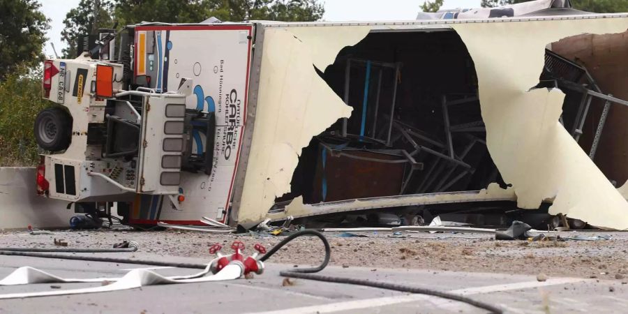 Ein Lastwagen liegt komplett beschädigt auf der Strasse. Bei einem Lkw-Unfall in Uganda kamen zehn Menschen ums Leben (Symbolbild).