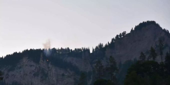Es dämmerte bereits, als jemand das Feuer im Wald entdeckte. Es dämmerte bereits, als jemand das Feuer im Wald entdeckte.