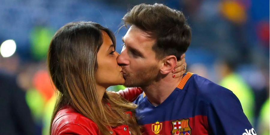 Glückliche Eltern eines «Phänomens» und eines «Rotzlöffels»: Antonella Roccuzzo, die Jugendliebe und heutige Frau von Lionel Messi drückt dem Superstar einen Schmatz auf.