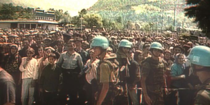 Holländische UN-Soldaten vor hunderten von muslimischen Zivilisten, die aus dem nahegelegenen Srebrenica vor serbischem Terror geflüchtet waren. Niederländische UN-Soldaten in Bosnien-Herzegowina.