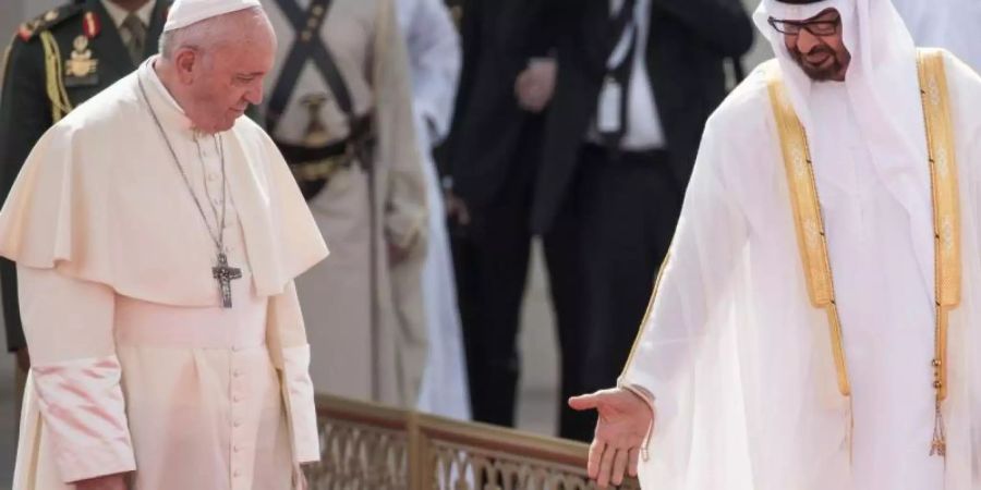 Papst Franziskus wird von Scheich Mohammed bin Said Al Nahjan (r.) begrüsst. Foto: Gehad Hamdy