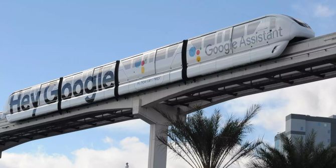 Ein Monorail-Zug mit den Worten «Hey Google».