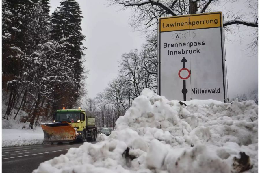 Ein Strassenschild weisst auf die Verbindung Bayern-Österreich hin, die wegen Lawinengefahr gesperrt ist.