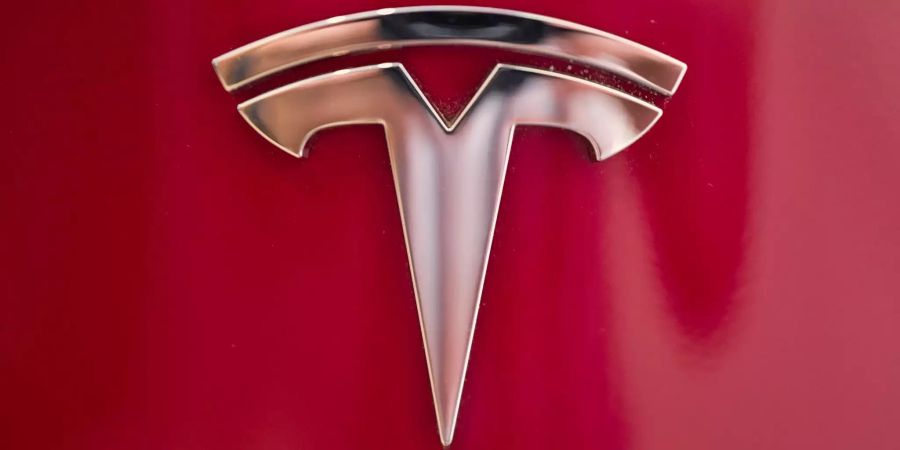 Das Logo von Tesla.