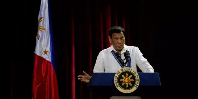Rodrigo Duterte möchte die Philippinen umbenennen (Archivbild). Rodrigo Duterte der Präsident der Philippinen steht an einem Podium.