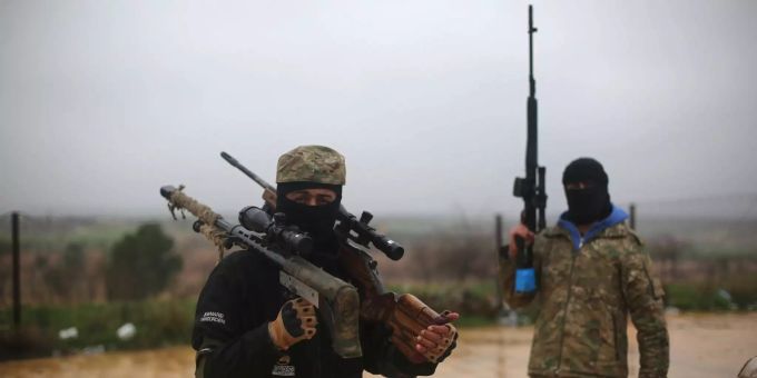 Von der Türkei unterstützte syrische Milizionäre sichern eine Strasse in der Nähe der Stadt Manbidsch. Konflikt in Syrien