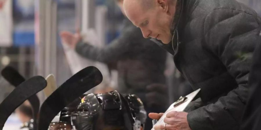 Bundestrainer Toni Söderholm gibt beim Länderspiel gegen die Schweiz seiner Mannschaft Anweisungen. Foto: Karl-Josef Hildenbrand