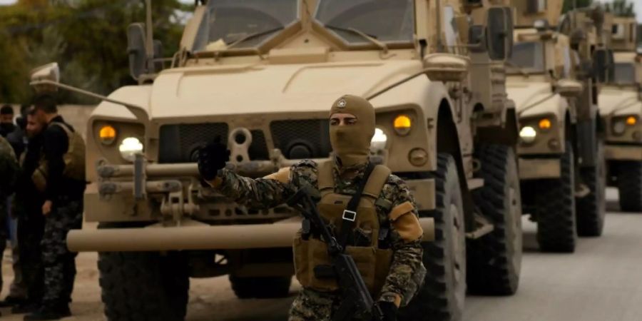 SDF-Kämpfer und US-Soldaten
im Nordosten Syriens