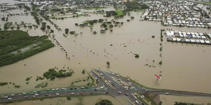 Die Strassen und Felder um die Stadt Townsville im Nordosten Australiens sind nach starken Regenfällen überschwemmt. Foto: Andrew Rankin/AAP australien