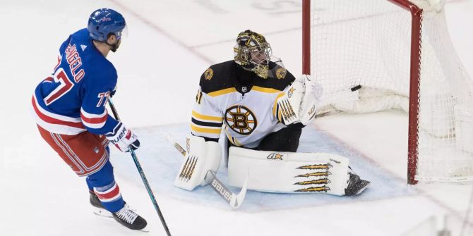 Tony DeAngelo und Jaroslav Halak auf dem Eis.