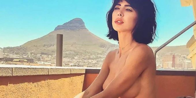 Milo Moiré posiert nackt auf dem Balkon. milo moiré