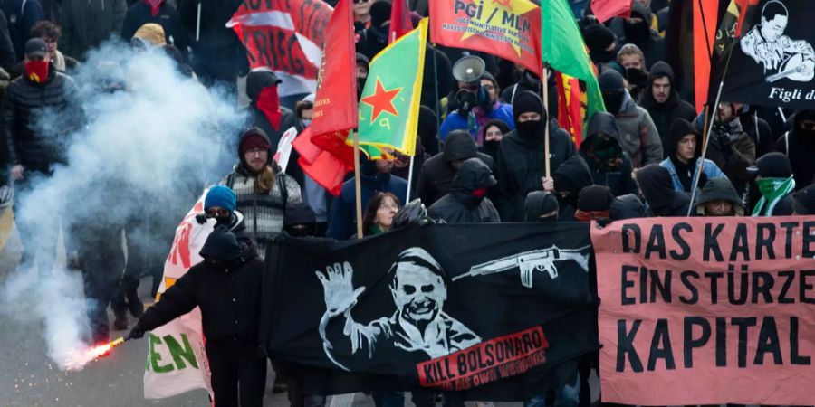 Rund 500 Personen nehmen an der Anti-WEF-Demo in Bern teil.