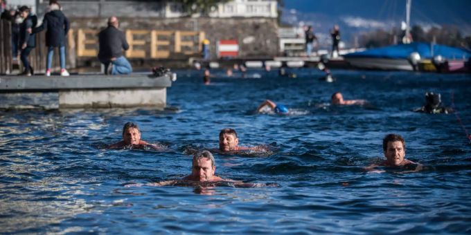 Schwimmen (Symbolfoto) BEFANASCHWIMMEN, DREIKOENIGSTAG, HEILIGE DREI KOENIGE, BRAUCHTUM, KANTON TESSIN, LAGO MAGGIORE, TRADITION, BRAUCH,
