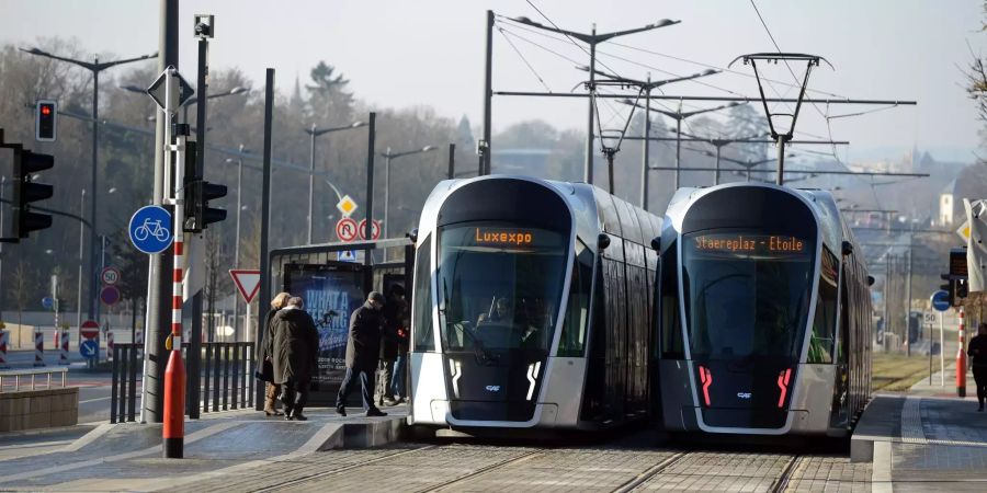 Zwei Trams warten an einer Haltestelle im Bankenviertel Kirchberg in L