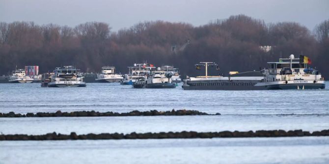 Güterschiff-Havarie auf dem Rhein.