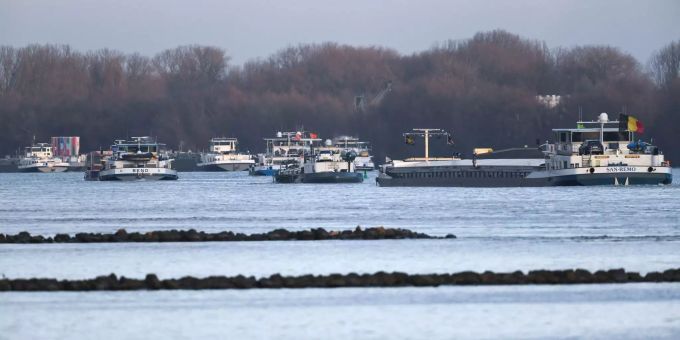 Ein Tanker ist in Cuxhaven auf Grund gelaufen. (Symbolbild) Güterschiff-Havarie auf dem Rhein.