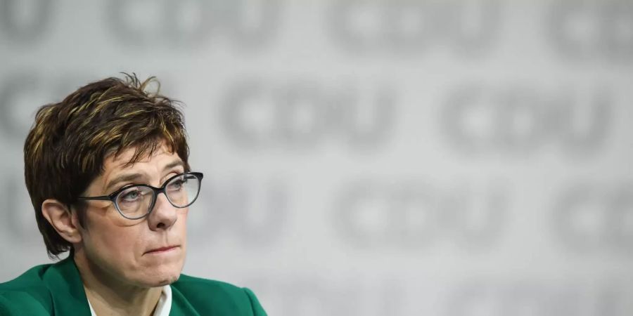 Annegret Kramp-Karrenbauer, Bundesvorsitzende der CDU, verfolgt beim C