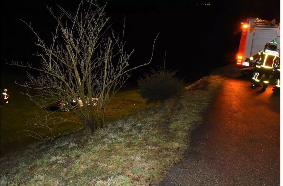 Rettungskräfte stehen auf der Strasse.