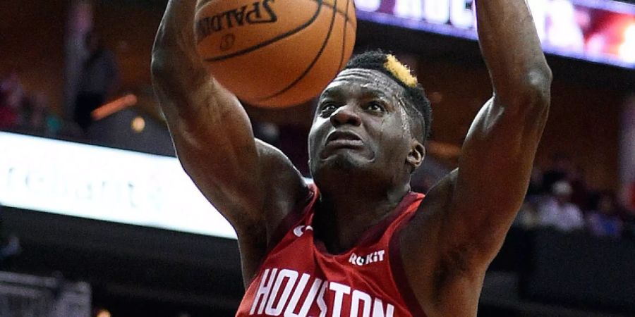 Clint Capela dunkt den Ball gegen Oklahoma City Thunder.