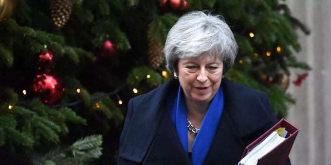 Premierministerin Theresa May verlässt ihre Residenz an der Downing Street.