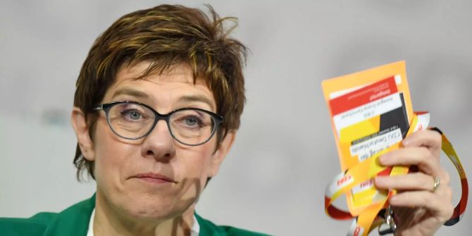 Annegret Kramp-Karrenbauer, Bundesvorsitzende der CDU, hält beim beim