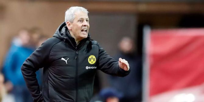 Lucien Favre gestikuliert während des Spiels gegen Mönchengladbach.